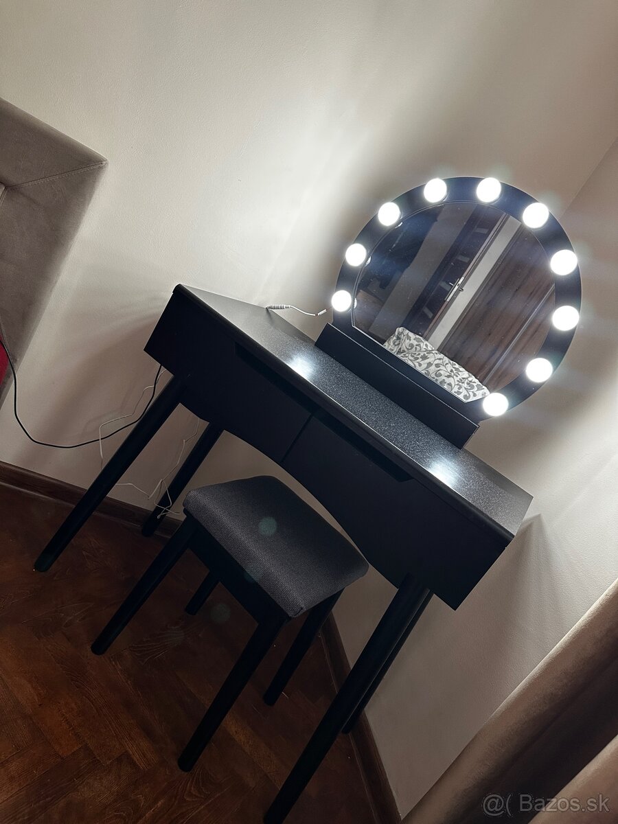 Dámsky kozmetický stolík - 2