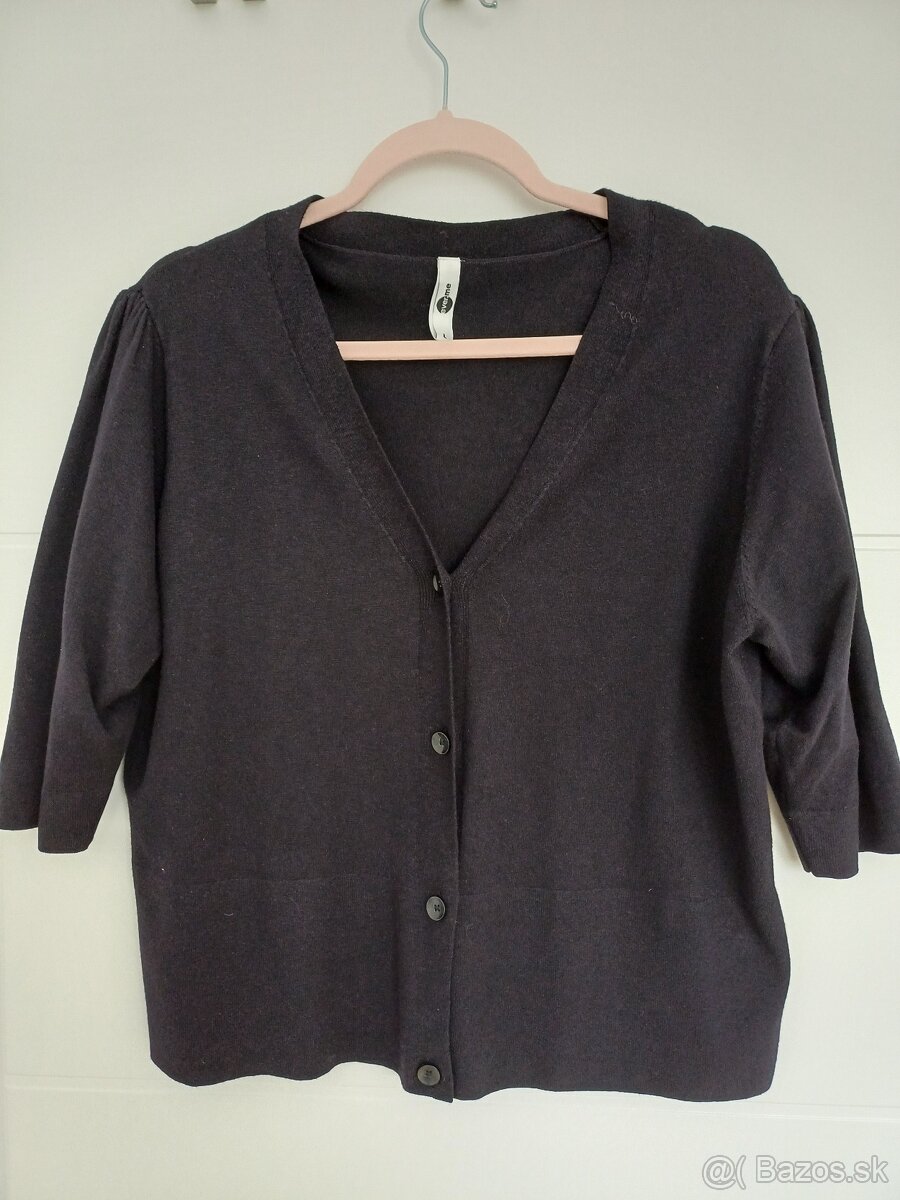 Dámsky tmavý kratší sveter - 2