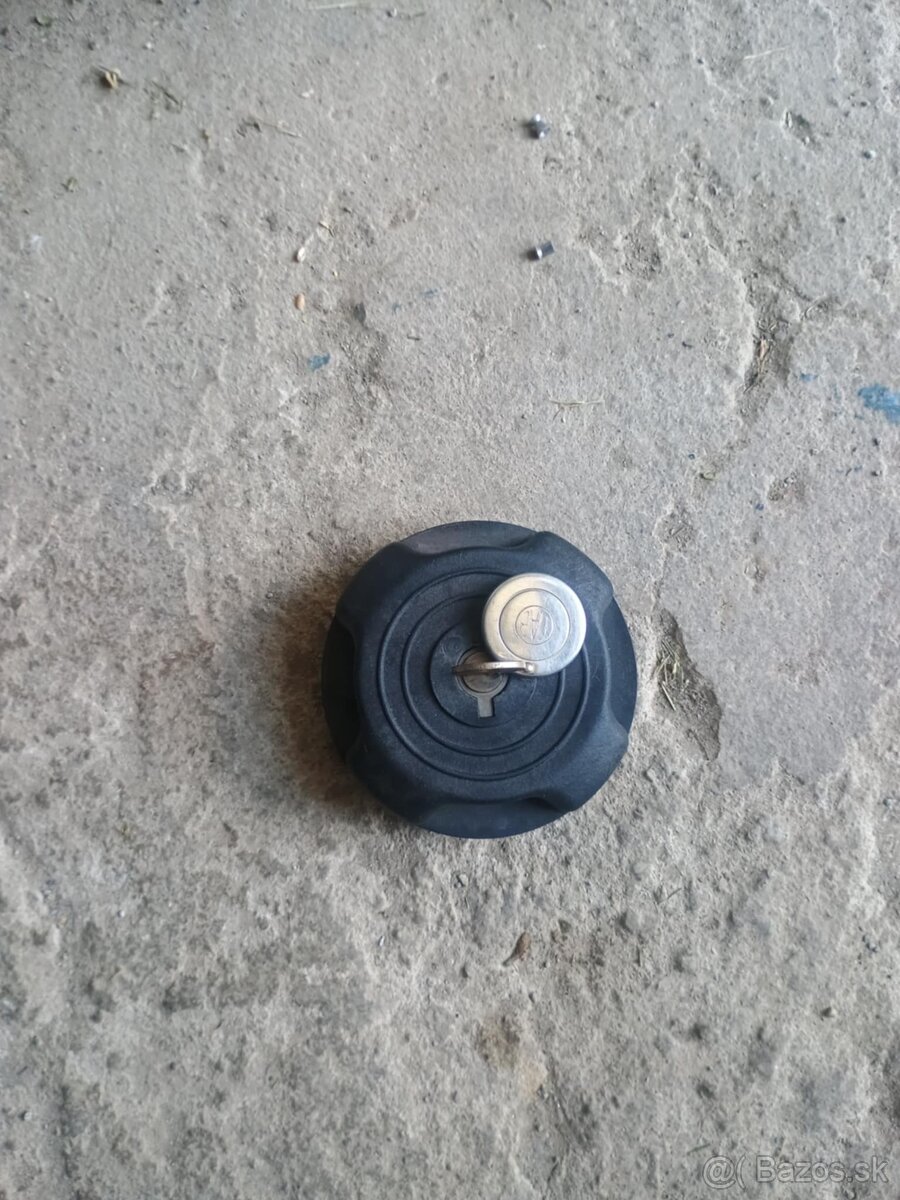 Predám uzáver nádrže škoda 105,120 - 2