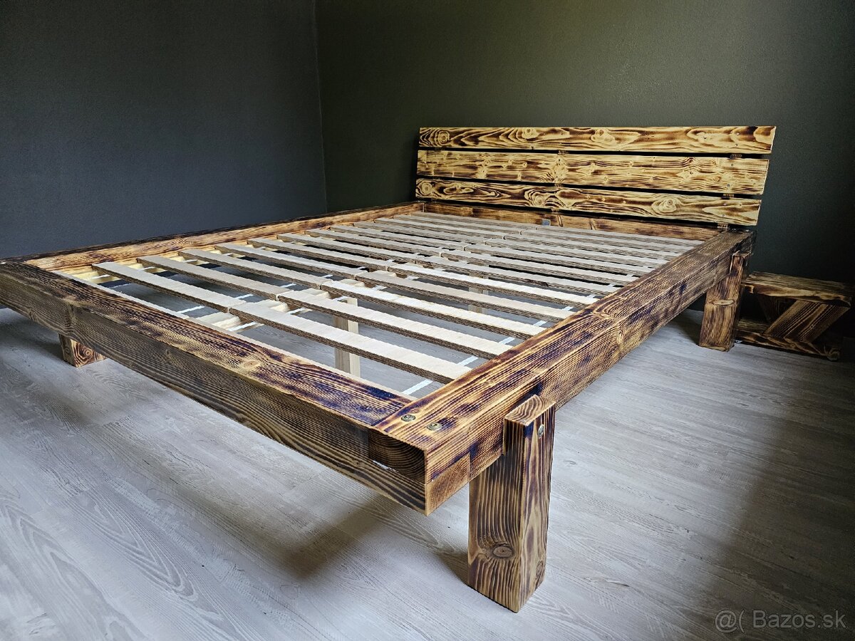 Masivna manželská postel - 2