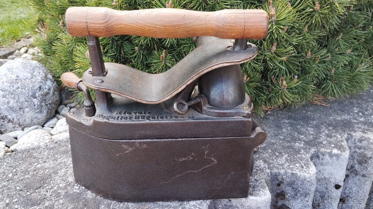 Obrovská komínová velmi stará sbírková žehlička D.R.G.M. - 2