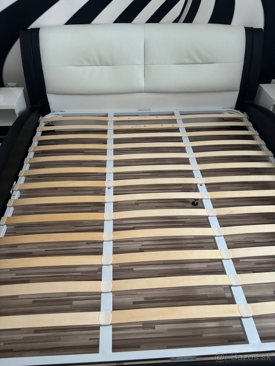 Posteľ, nočné stolíky, nočné lampy - 2