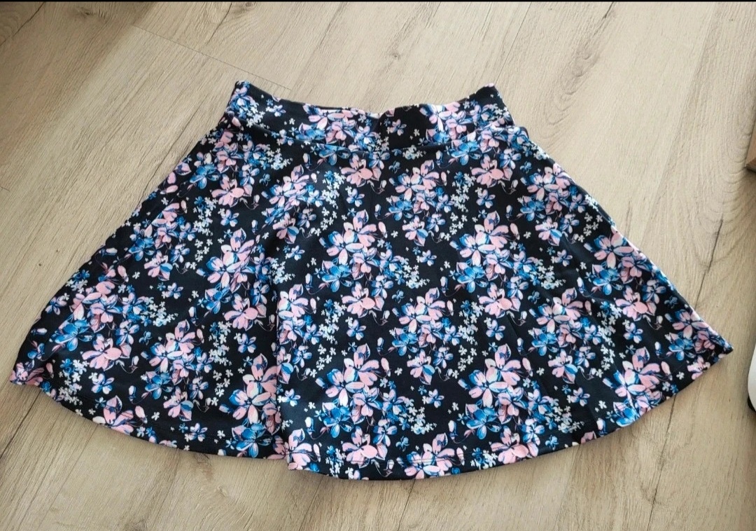 Tri krásne sukne veľkosť M - 2