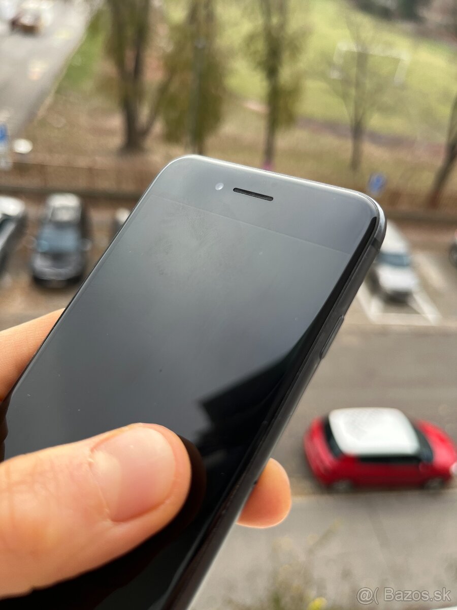 iPhone 8 256 GB - čierna - 75% battery life - 2