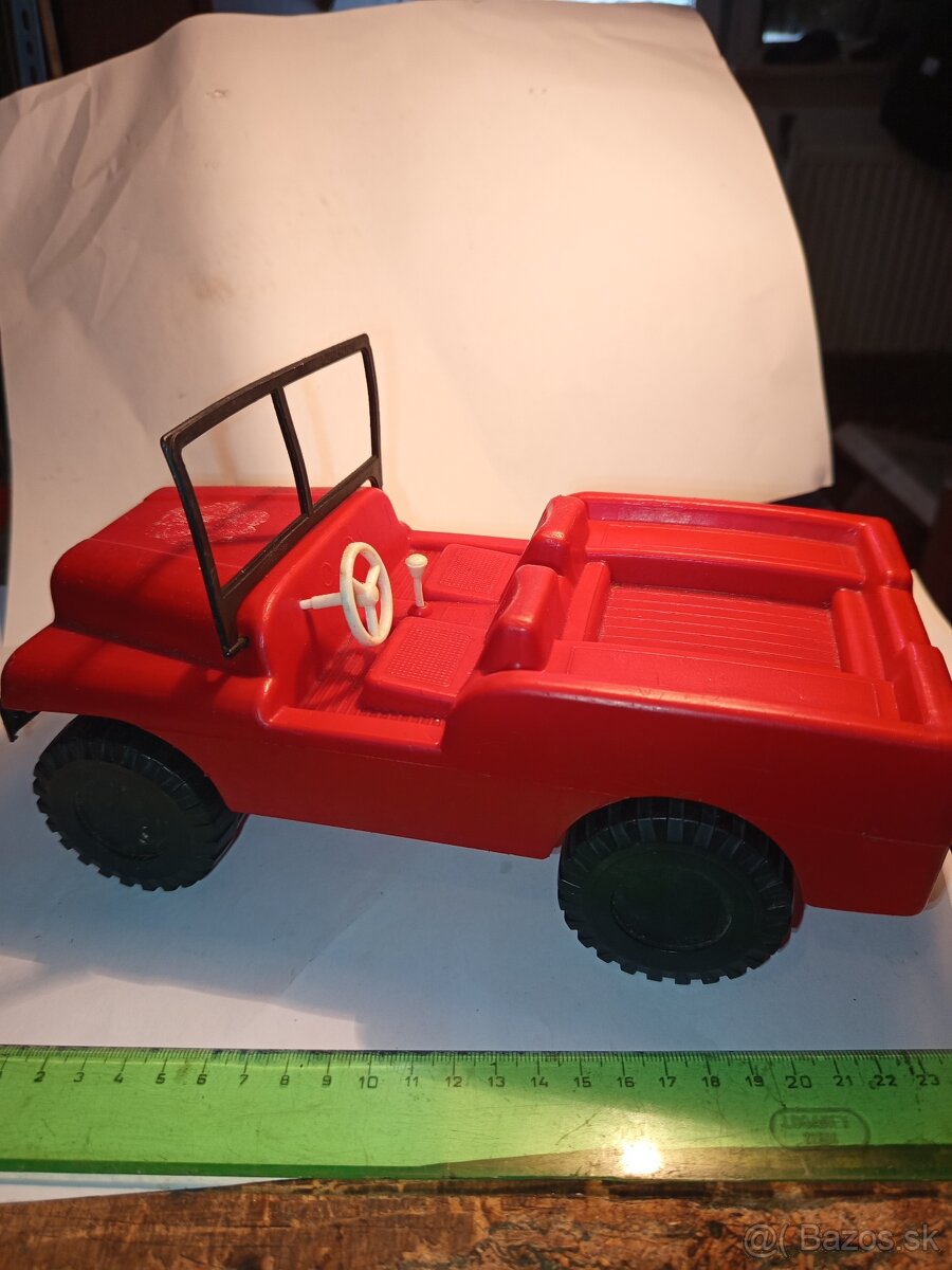 Staré plastové auto jeep - 2
