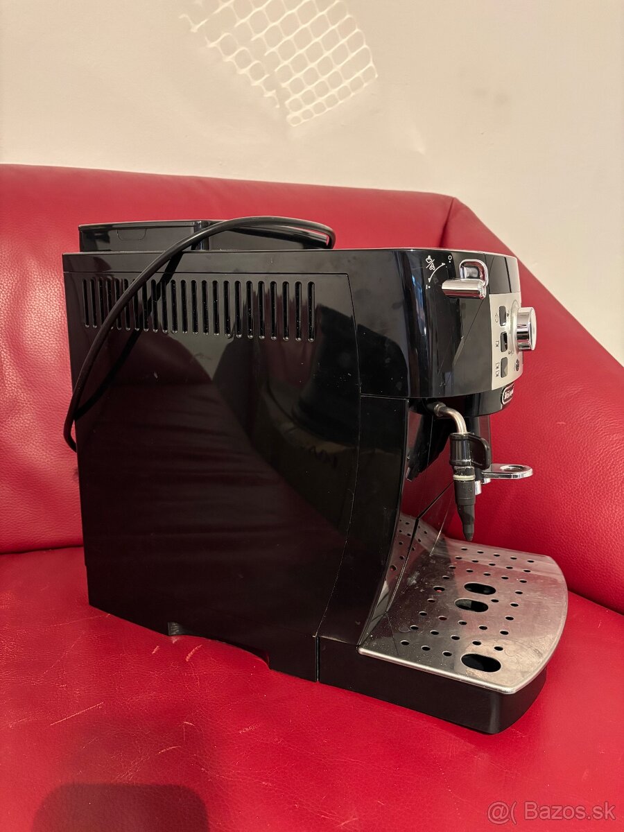 Predam kávovar delonghi magnifica S - 2