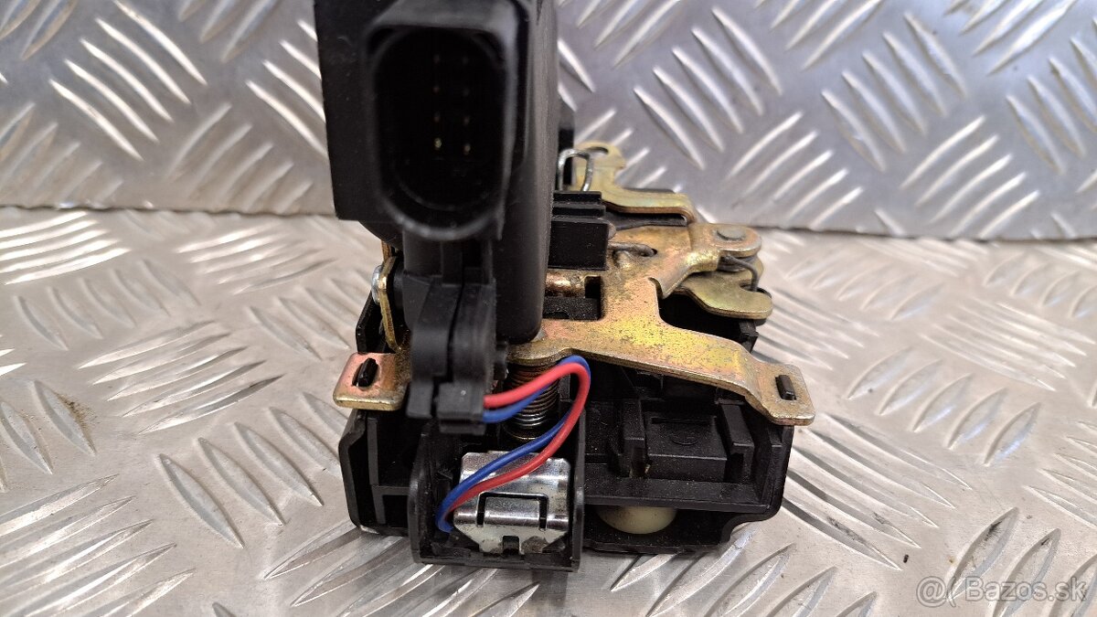 ZÁMOK DVERÍ - OCTAVIA 1, GOLF 4, SEAT LEON 1M - 2