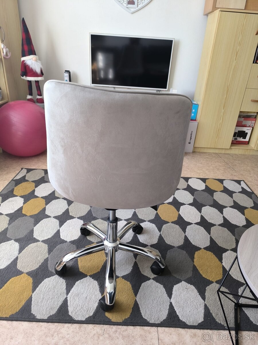 Stolička značky Mark Adler. - 2