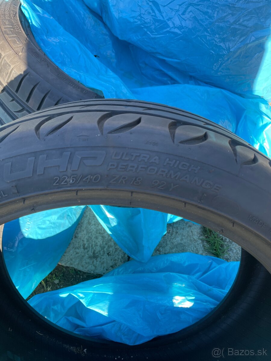 Strial 225/40 R18 letné - 2