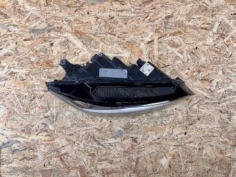 Predné pravé svetlo na Volkswagen Touran 3 - 2