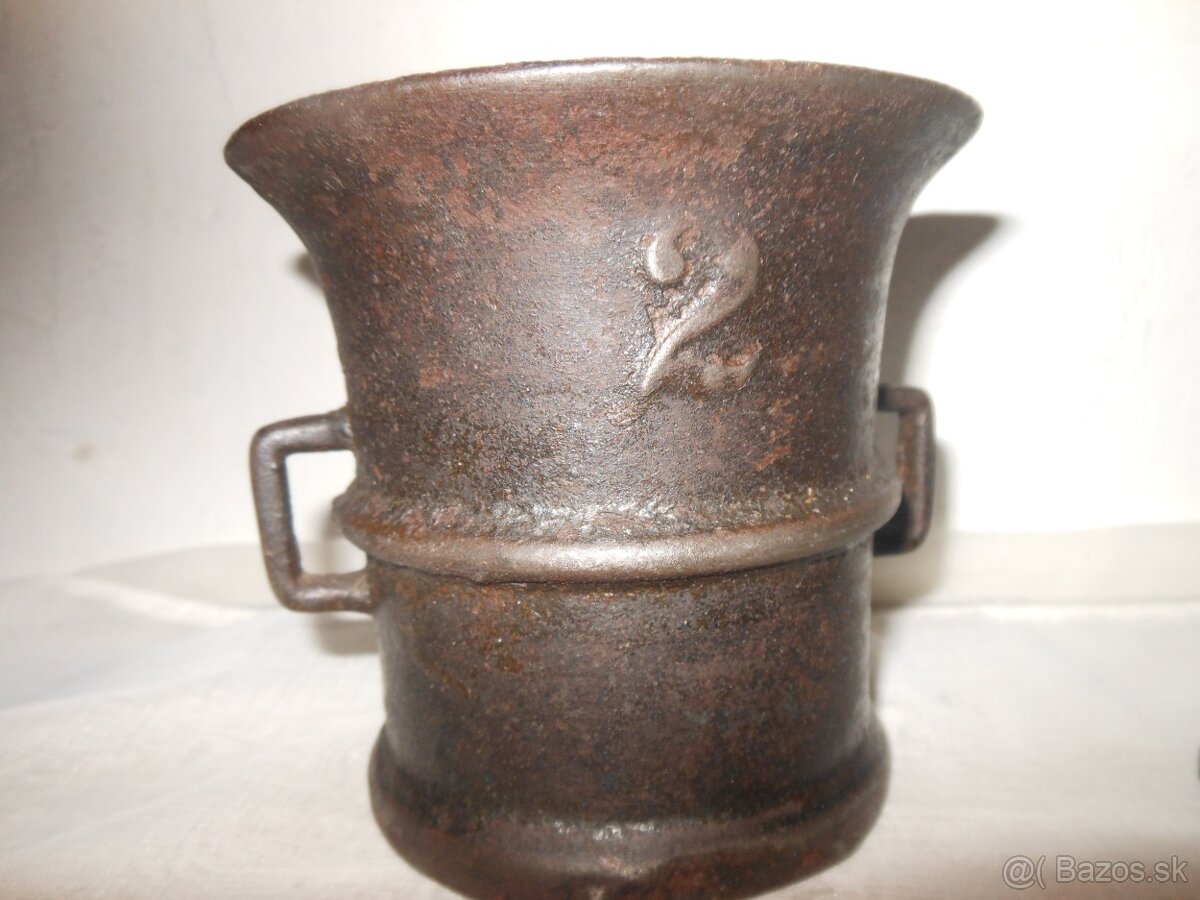 Starodávny masívny liatinový mažiar č.2 a zvonec dvojstran - 2