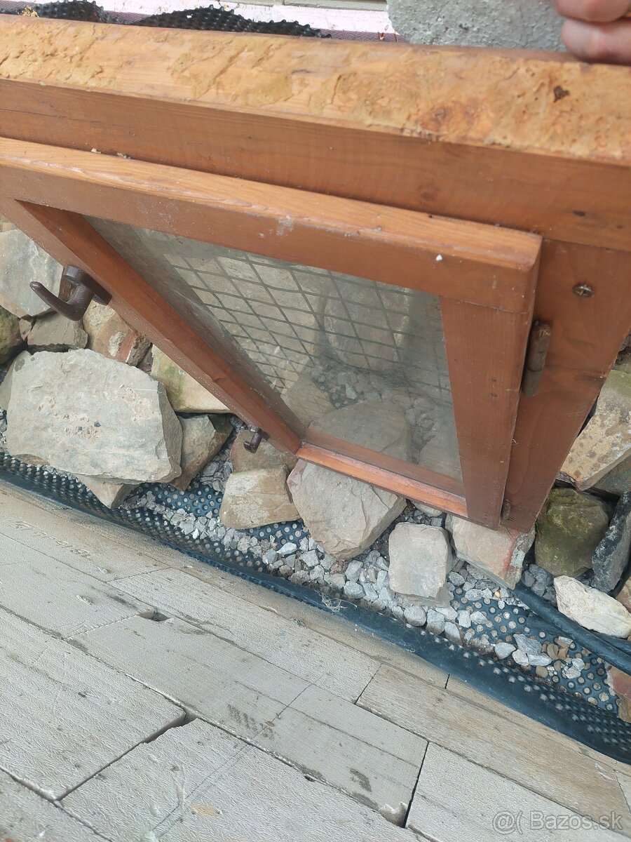 Predám drevené okno s mrežou - 2