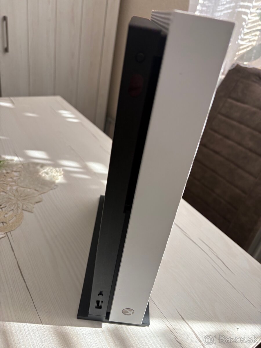 Predam X Box one X 1 TB + 2 ovladace - 2