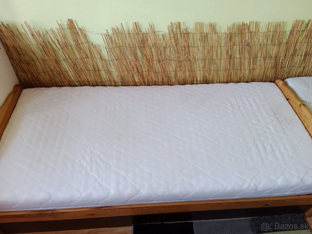 Drevená posteľ s matracom - 2