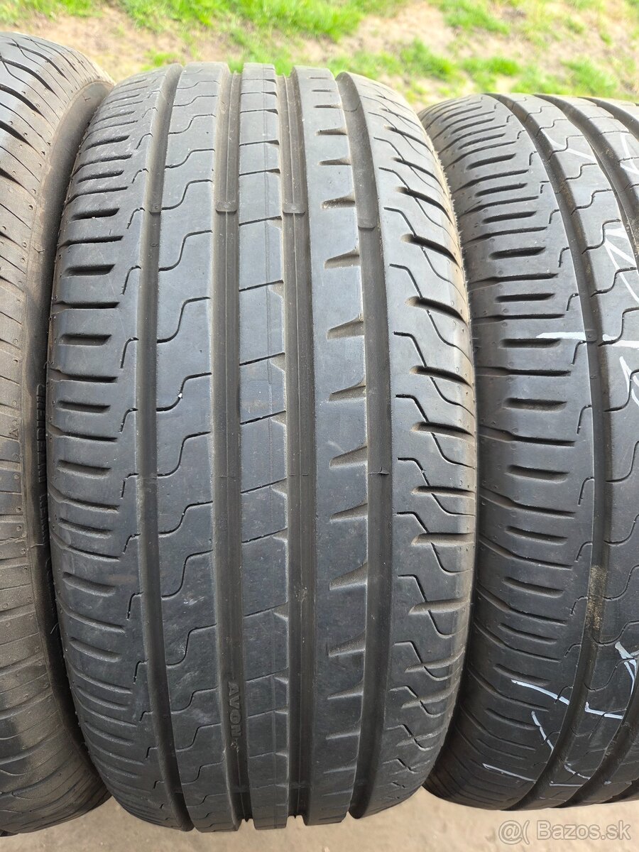 Pneumatiky 215 50 17 letné zn.Avon - 2