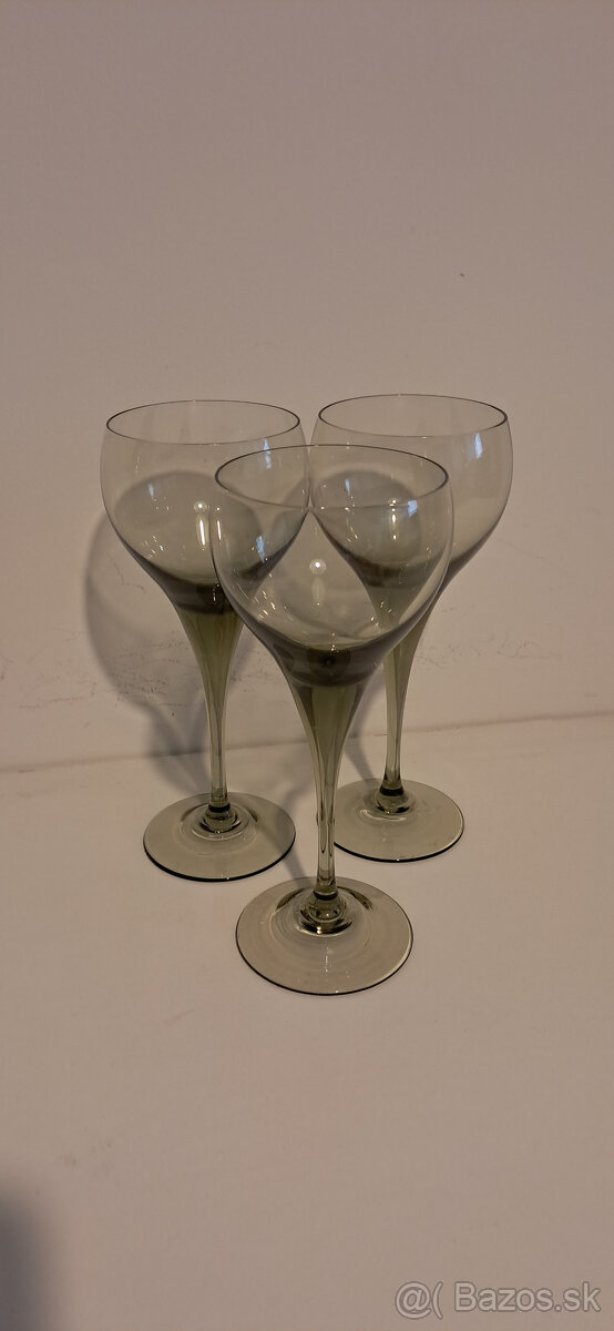 Predam farebne pohare na vino aj šedé - 2