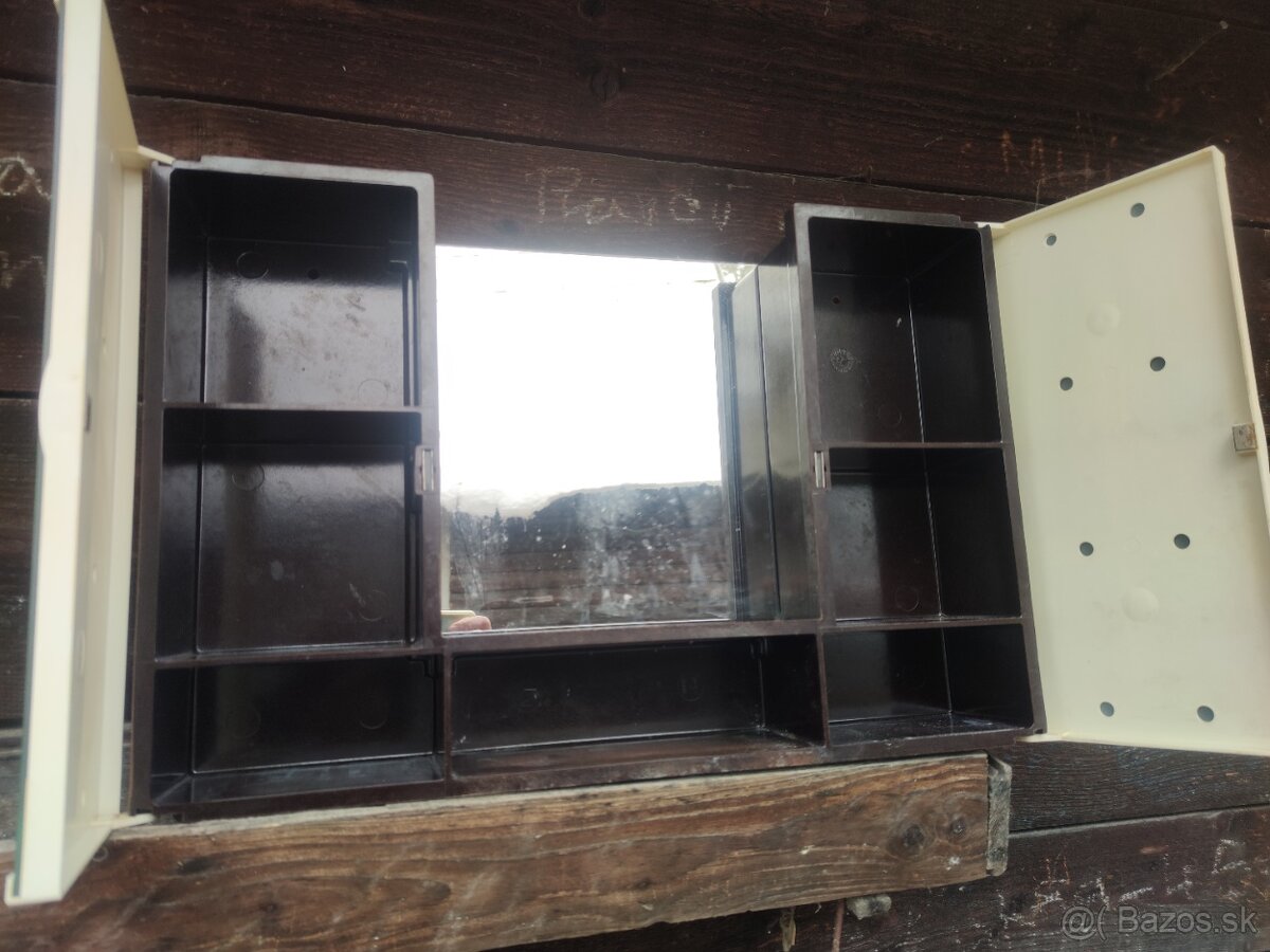 Bakelit skrinka. - 2