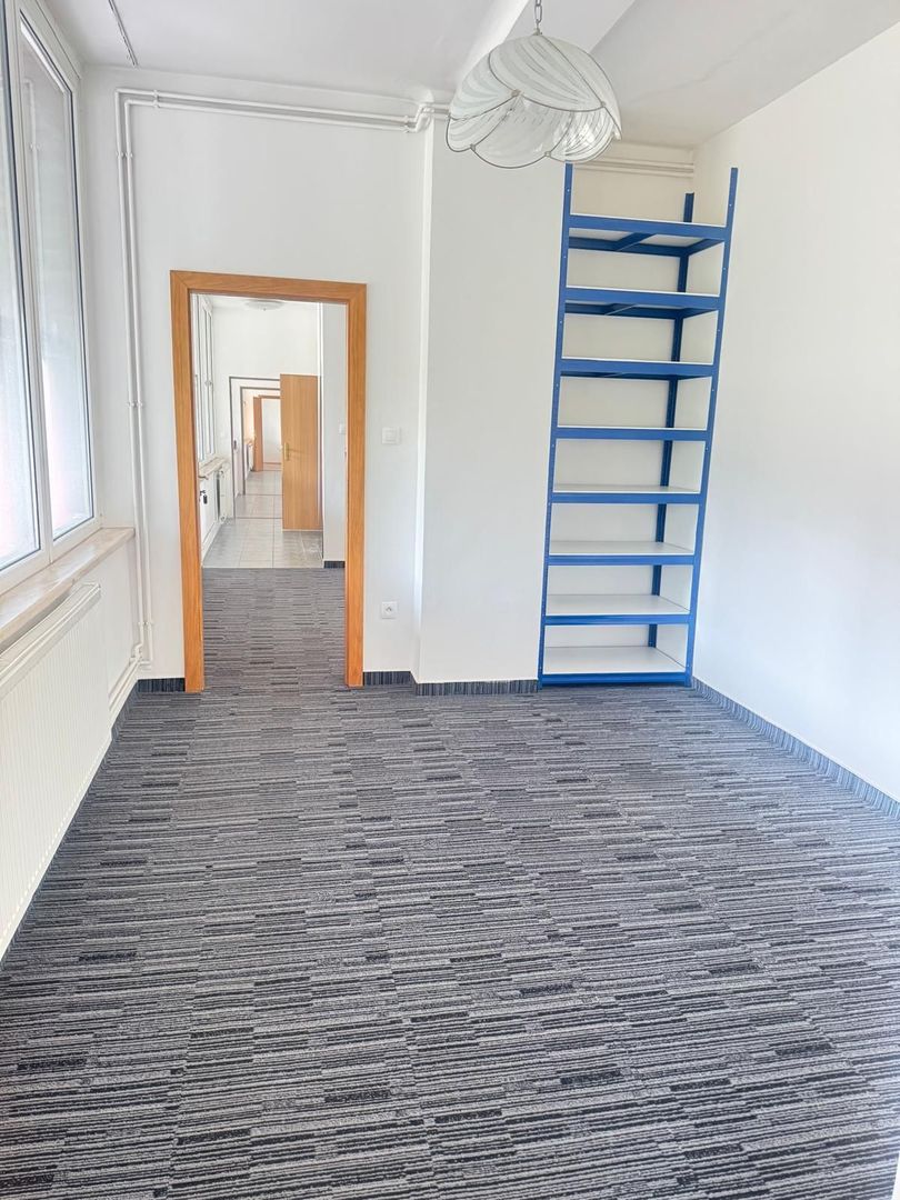 Na prenájom priestranný, nezariadený byt výmerou 87m2 v cent – foto 2