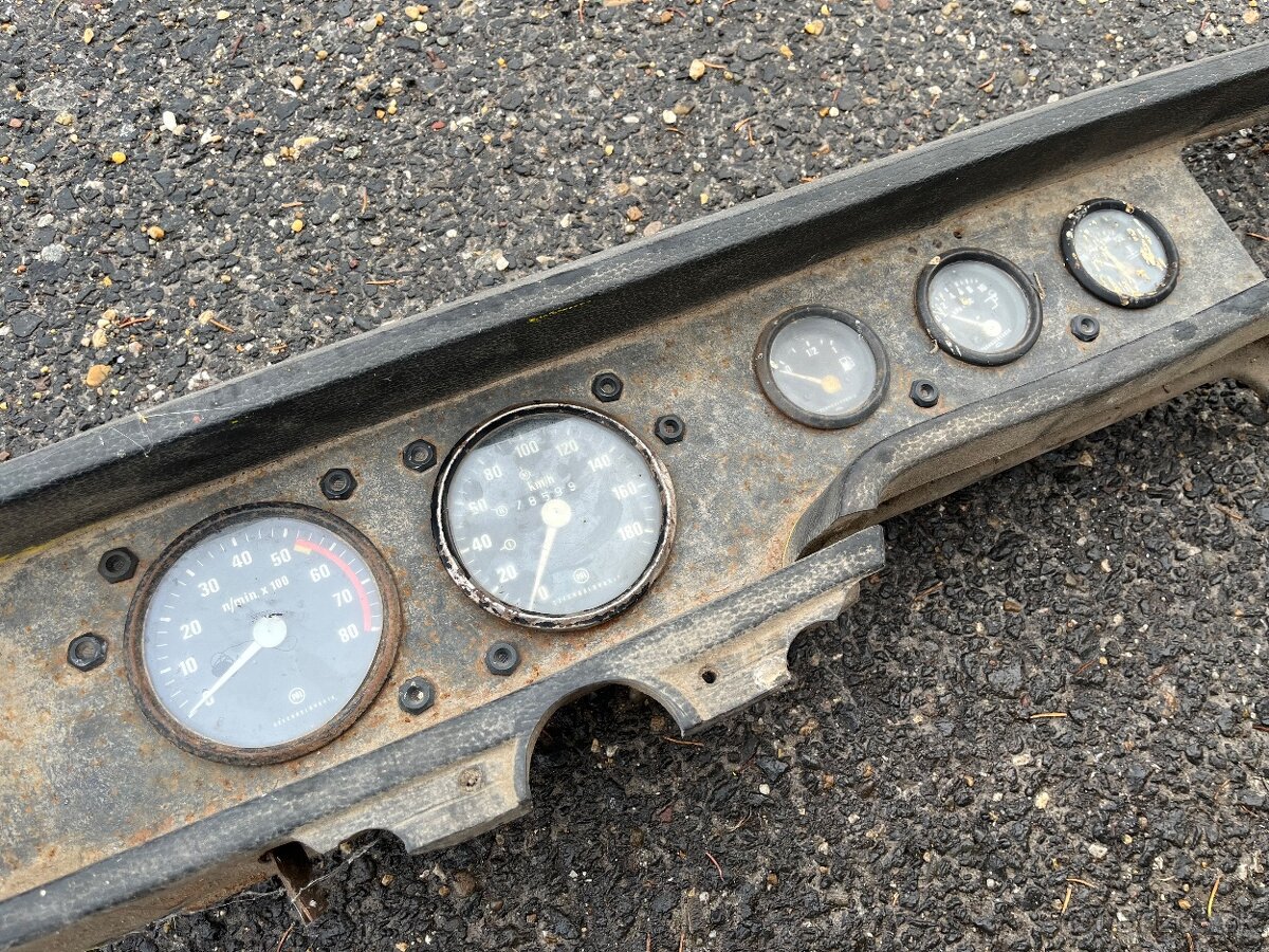 Škoda 110R - palubovka - 2