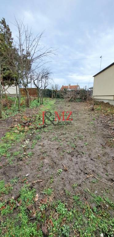 Stavebný pozemok, intravilán 1.382m2, šírka 24m, Levice (SM - 2