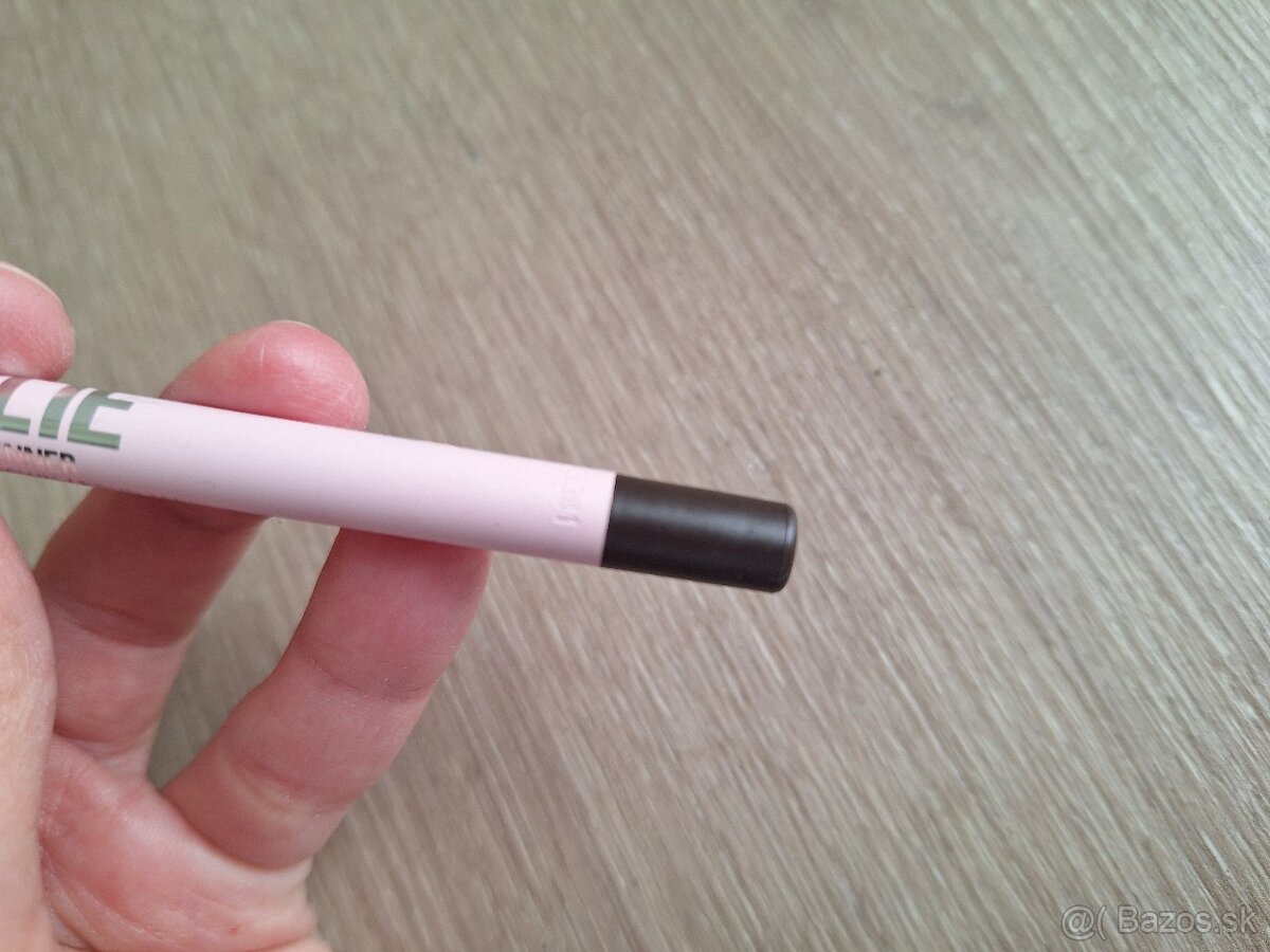 Kylie Jenner ceruzka na oči - 2