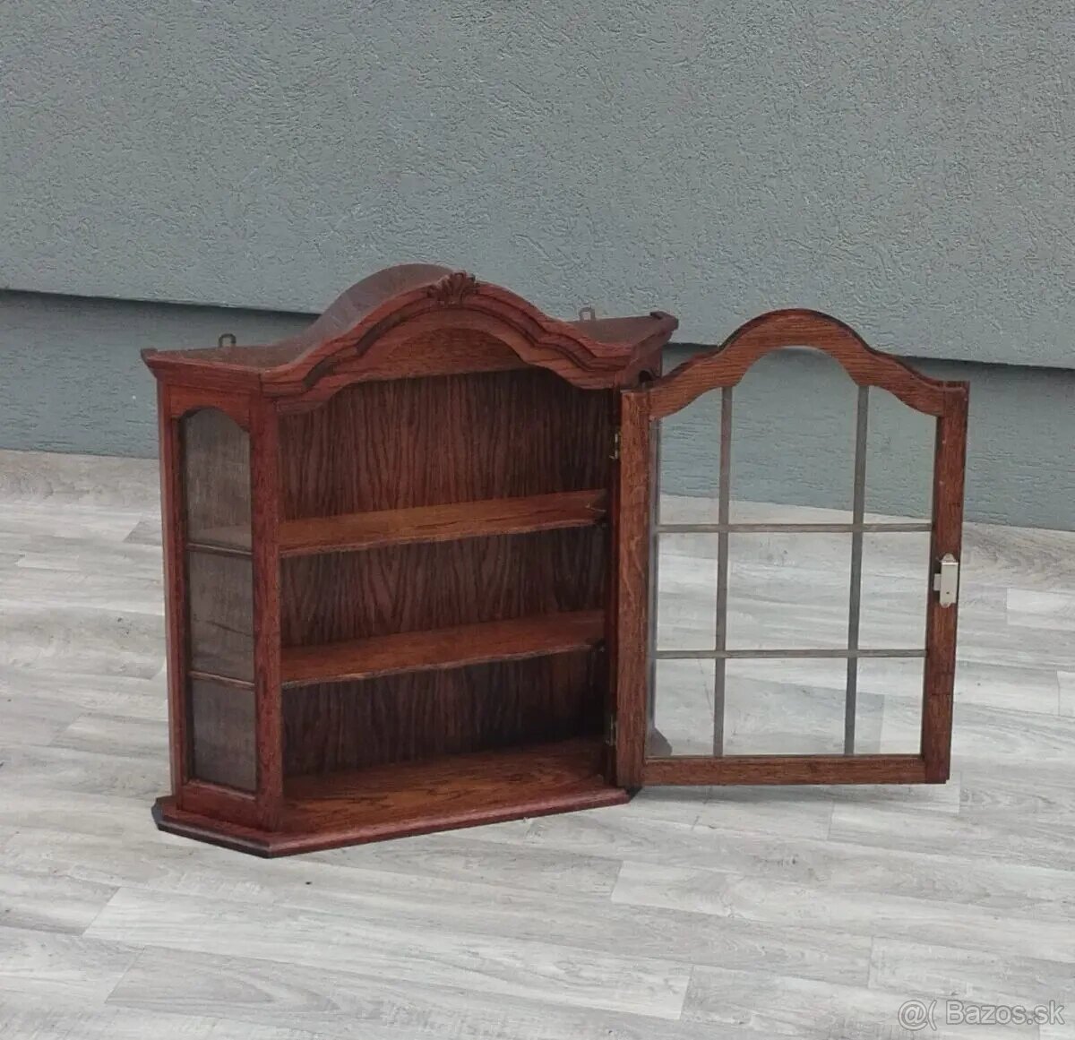 Vitrína nástenná – 70 x 65 x 15,5 cm. - 2