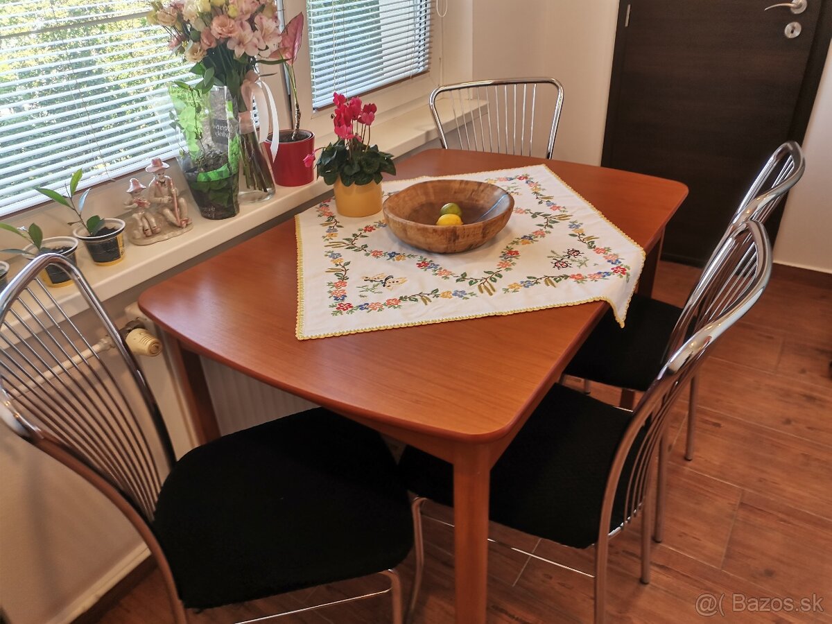 Vyšívaný obrus - 2