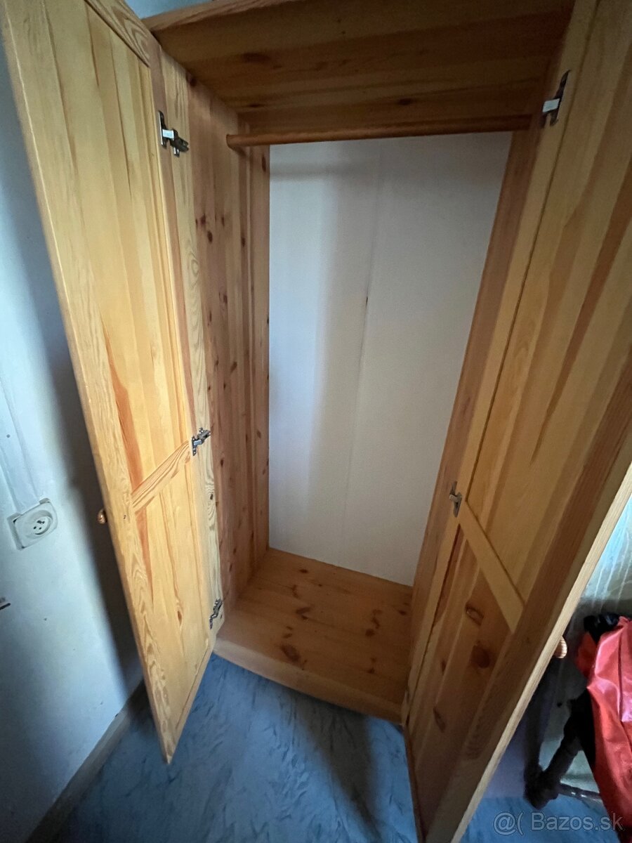 Drevená šatníková skriňa - 2