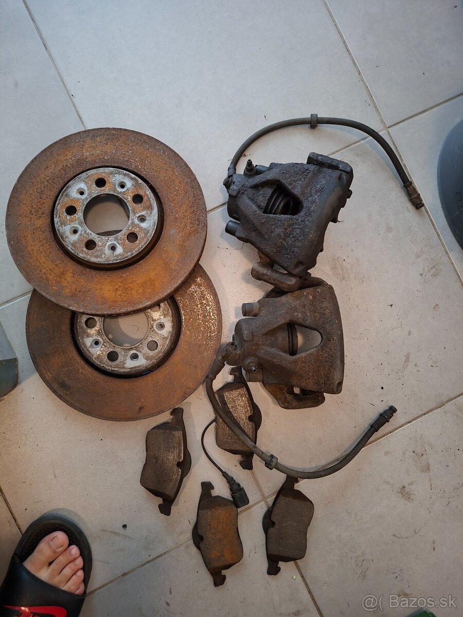 Predám komplet predné brzdy vw1.8t. - 2