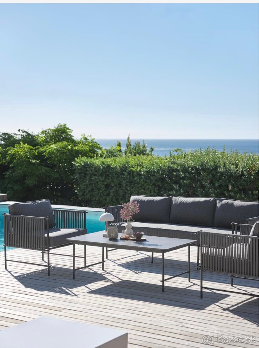 Stolík záhradný - 2