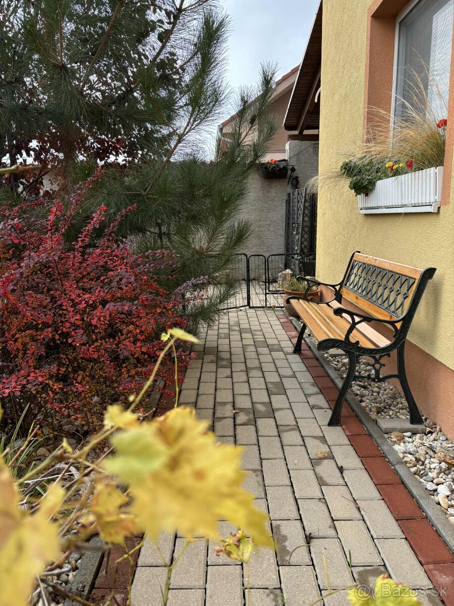 Predáme krásny 6 izb dvojgeneračný RD len 7 km od Nitry - 2