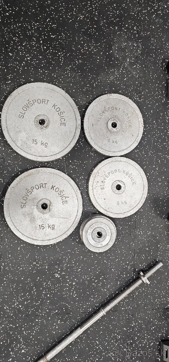Posilňovacie závažia – kotúče (spolu 47,5 kg)
- 2