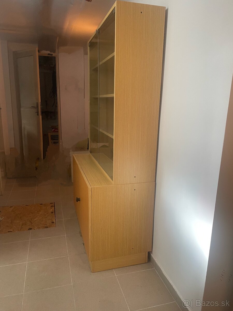Skriňa s vitrínou - 2