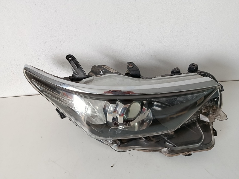 svetlo PP , Toyota Auris ii 2015-2018 8111002K30 300€ - 2