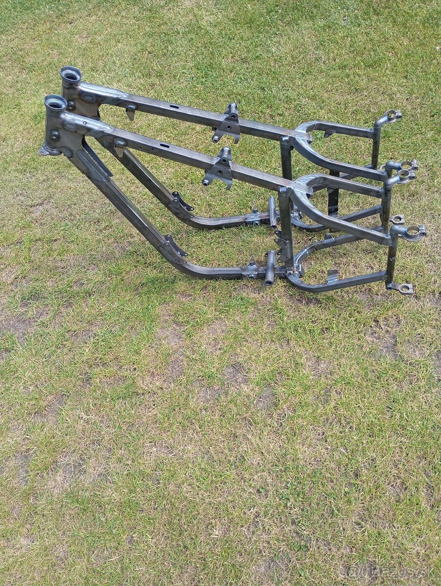 Rám Pérák FJ, Zbrojovka a Komunista - 2