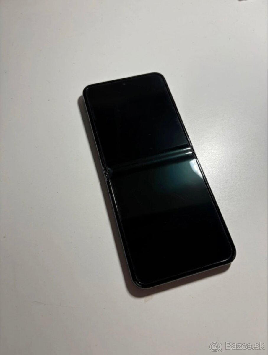 Samsung Galaxy Z Flip5 Poškodený - 2