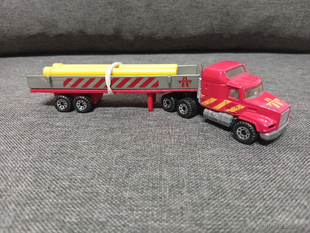 Matchbox Convoy Construction CS 60, Mack, Nosič rúr - 2