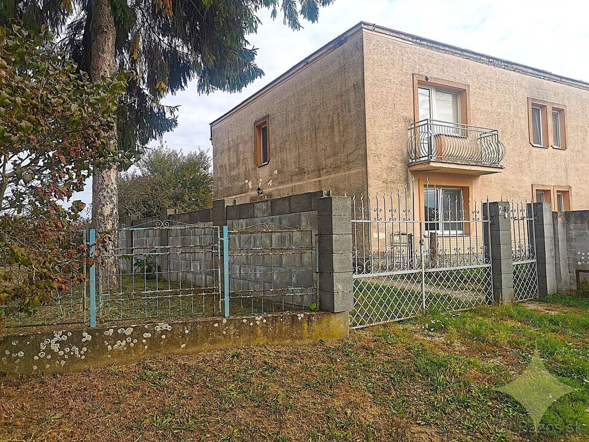 Priestranný rodinný dom s dvomi kúpeľňami a ovocným sadom v - 2