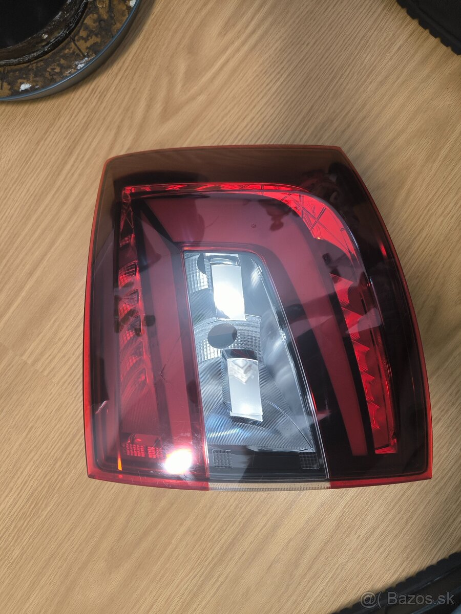 Predám zadné pravé svetlo Octavia 3 combi - 2