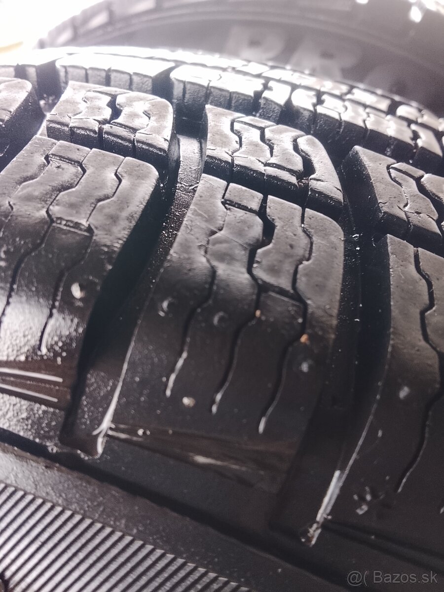 Predám zimné pneu 195/55r15. 8/9mm - 2