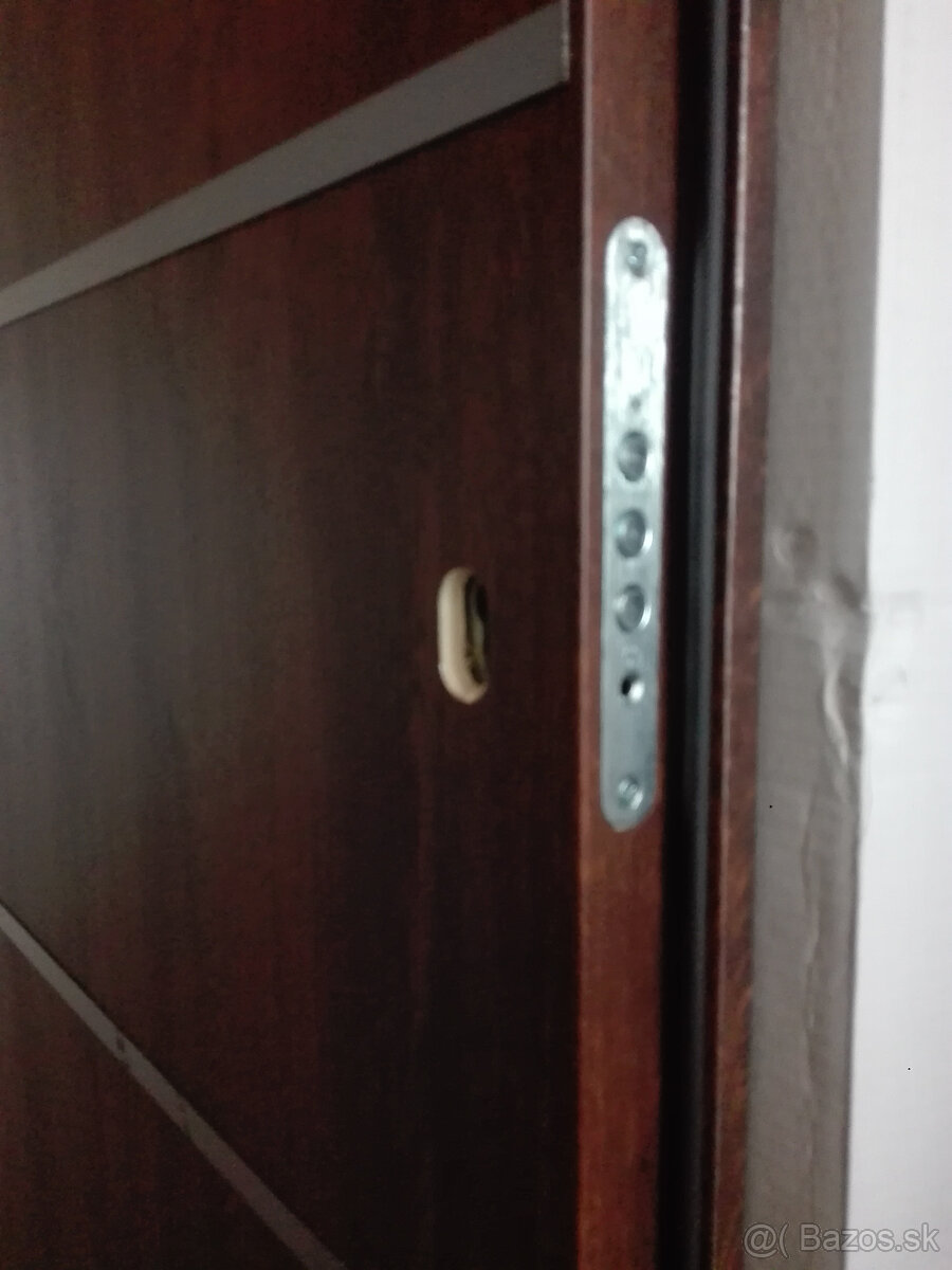 bezpečnostné dvere so zárubňou - 2