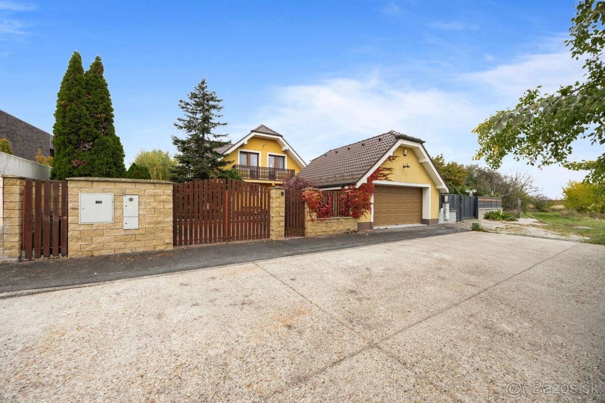 Priestranný 6-izbový rodinný dom s dvojgarážou a krásnou záh - 2