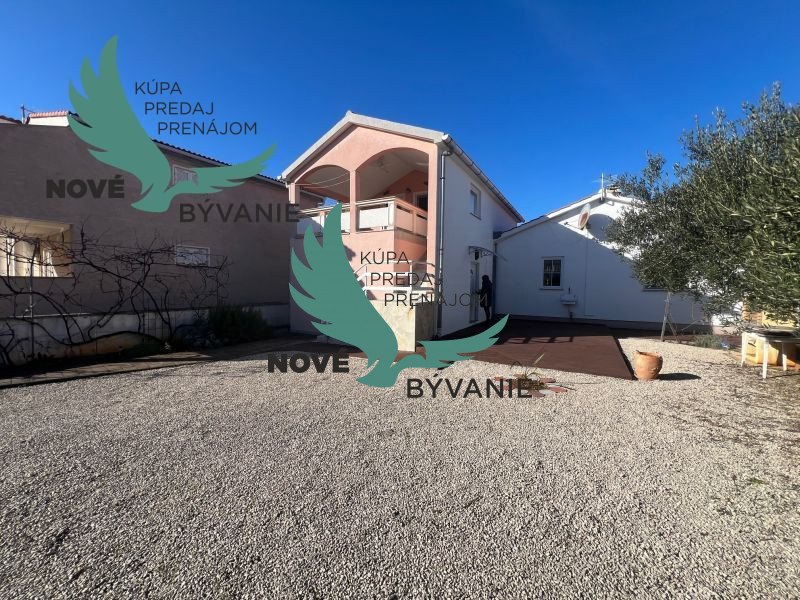 Dom s troma apartmánmi blízko mora v Chorvátsku - 2