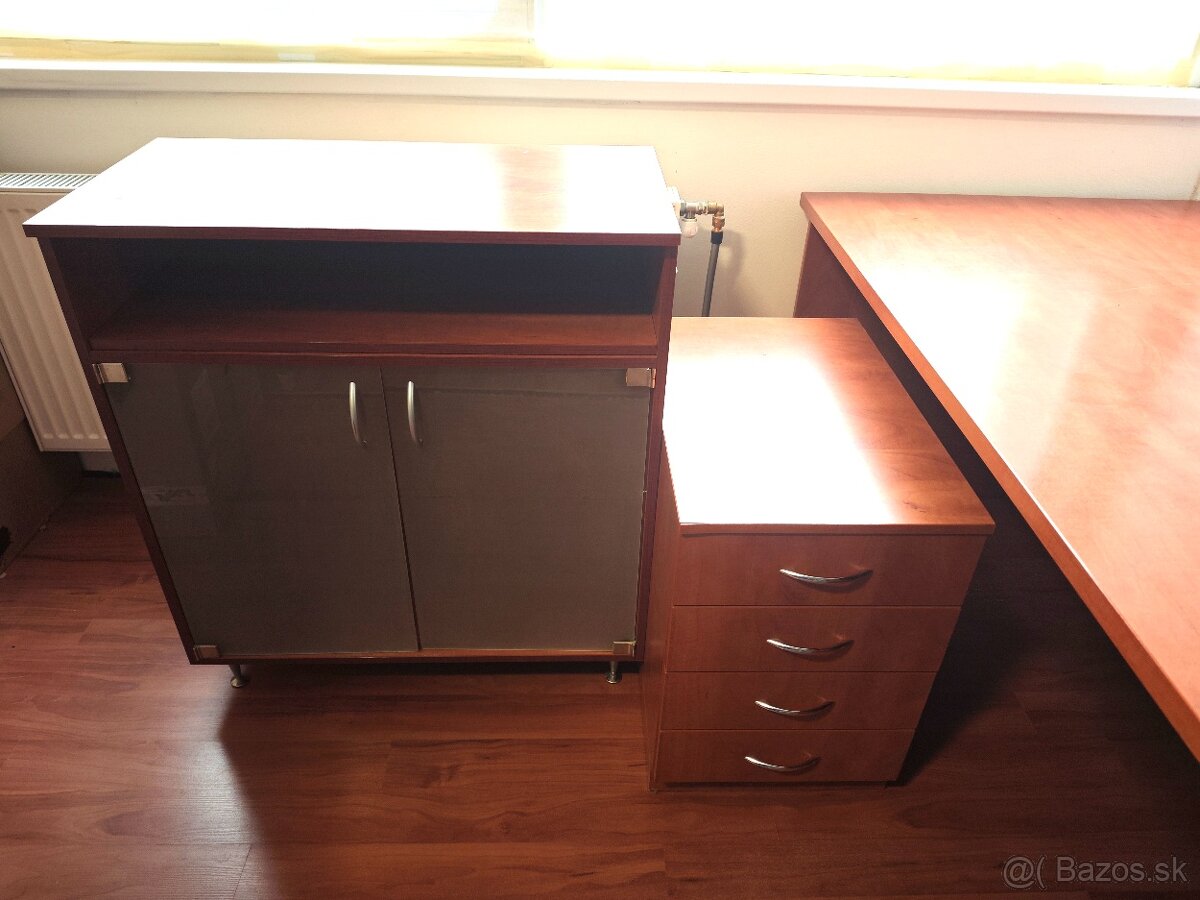Kancelársky nábytok, stôl a skrinky - 2