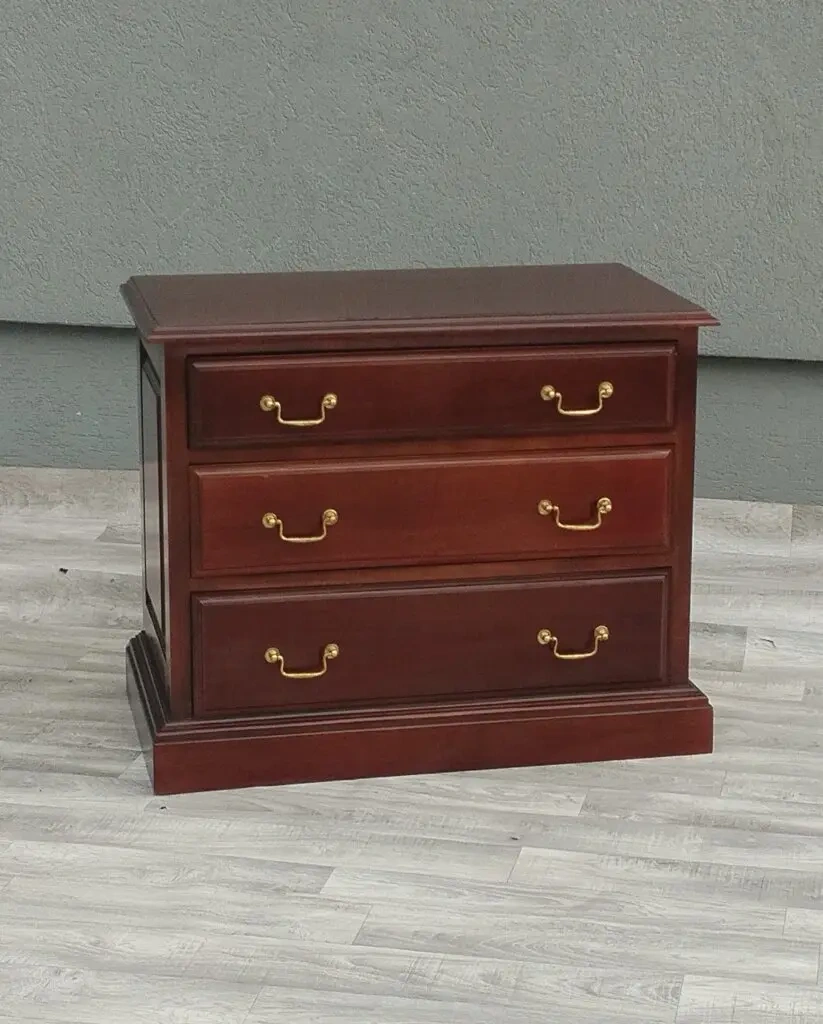 Komoda s 3 zásuvkami. - 2