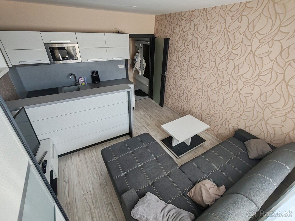 Topoľčany - garsónka na námestí - 2