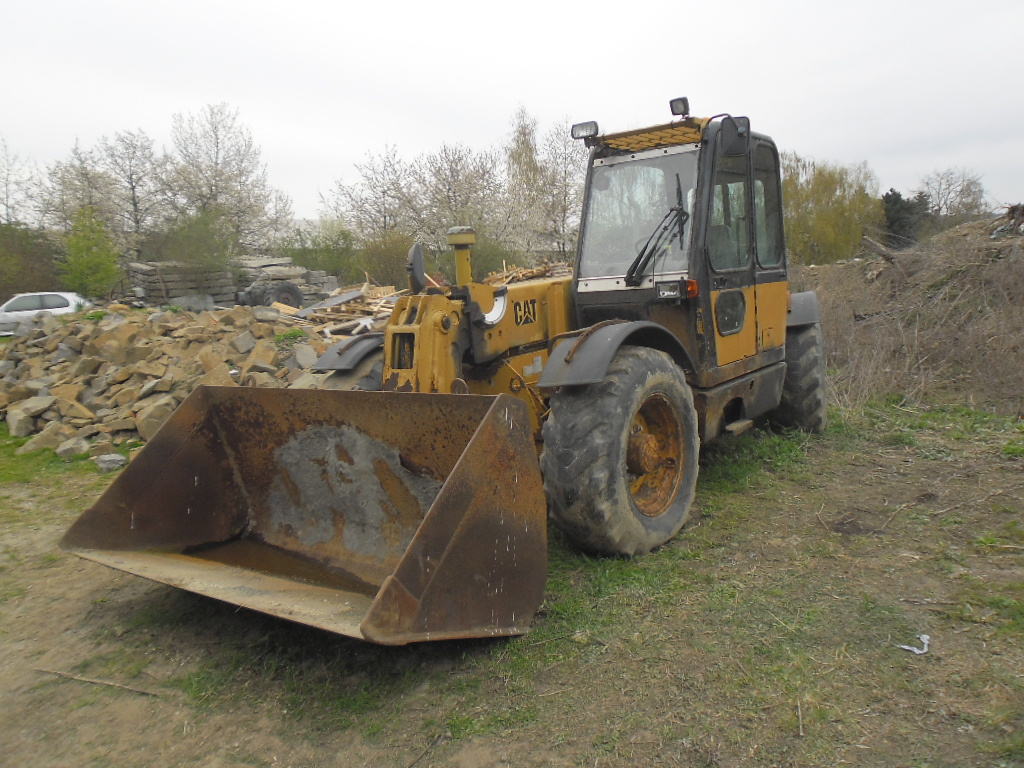 CAT - TH 62 - Teleskopický manipulátor - 2