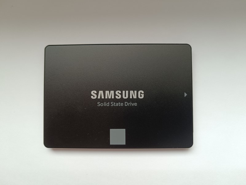 Predám SSD Samsung 860 Evo - 2