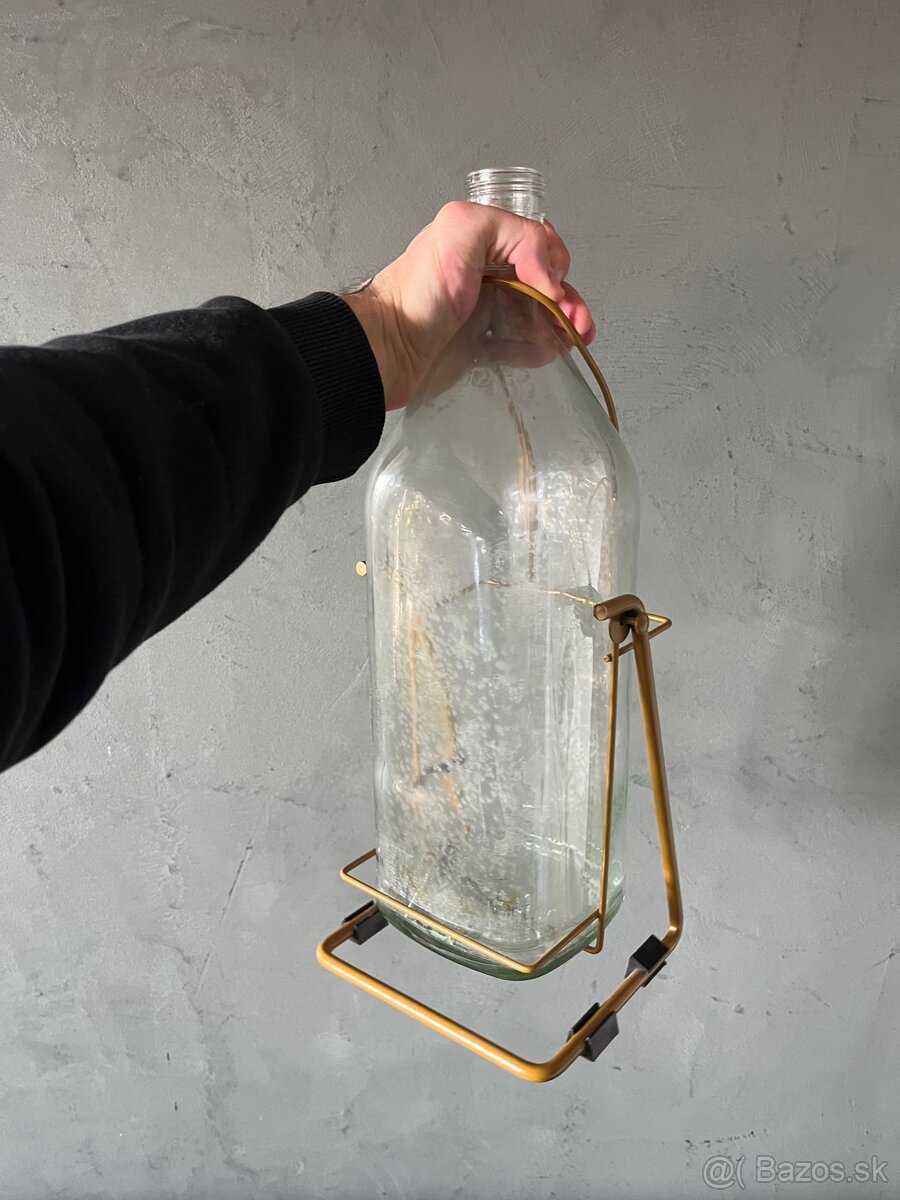 Prázdna sklenená fľaša v stojane - 2