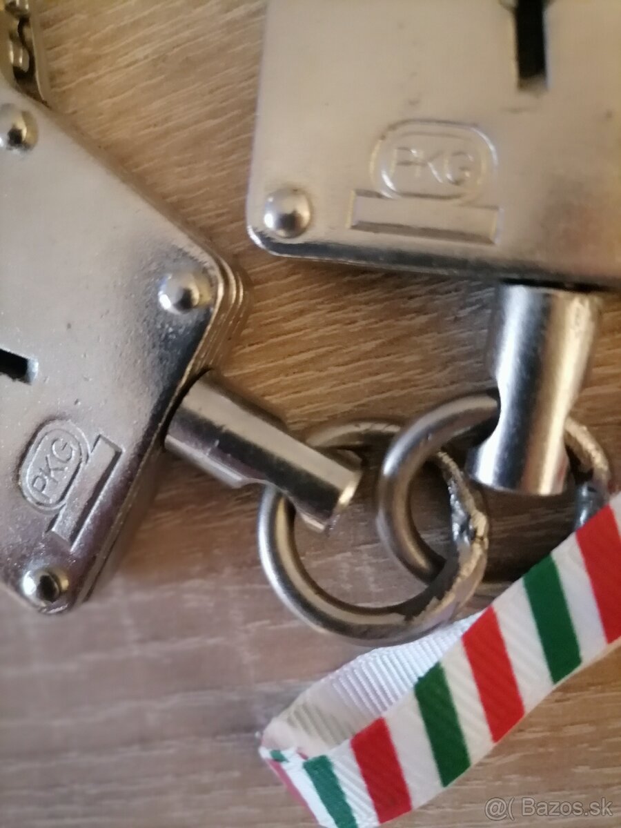 Predam policajné oceľové putá. - 2